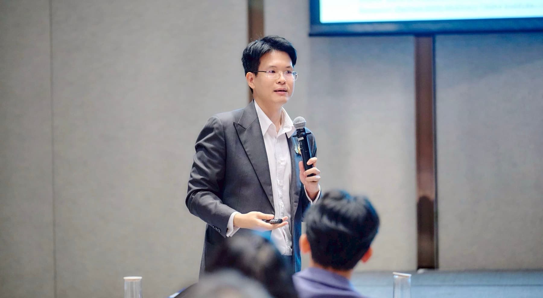 Apirat Kongchanagul addressing a leadership audience